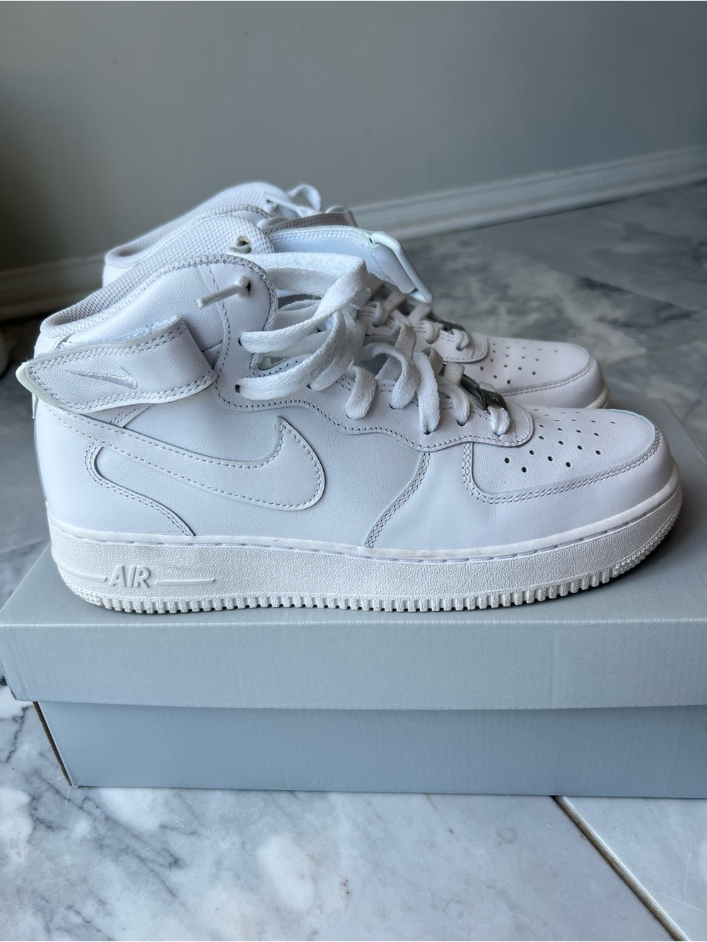 Nike Men’s Air Force Mid - Size 9